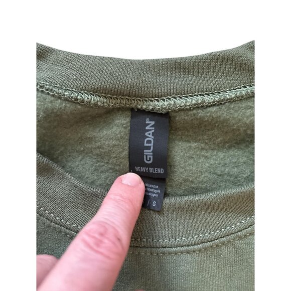 Gildan Sweatshirt Womens Large Green Christmas Black Cat Embroidered Crewneck - Picture 8 of 9